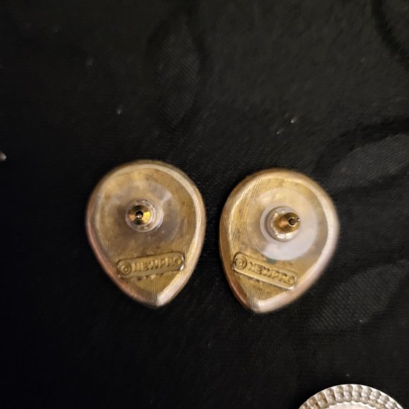 Lot of Girl Scouts World Association Pin & Two sets of Vintage earrings - Picture 2 of 3